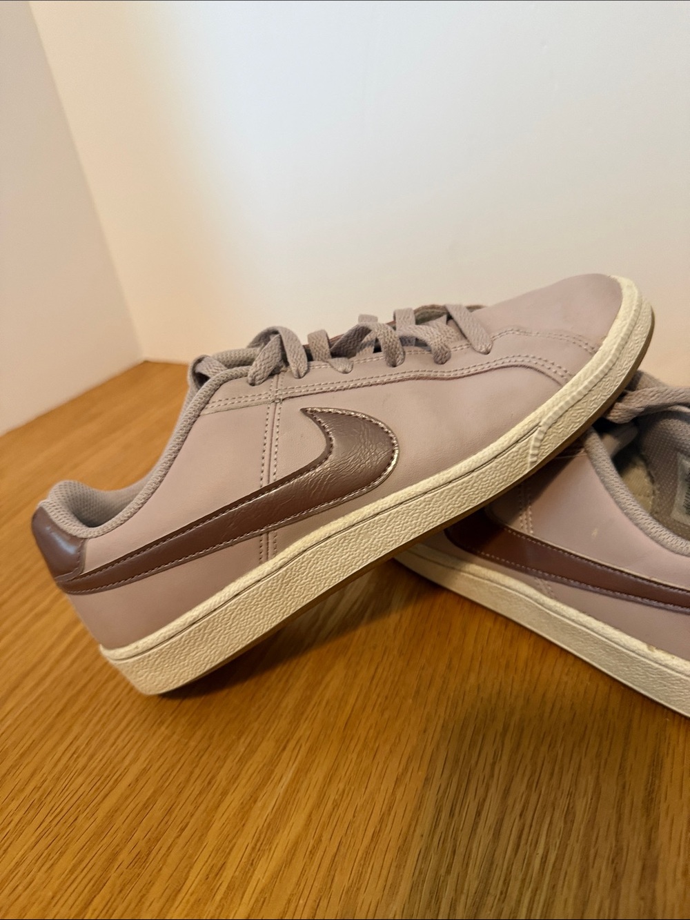 Nike Men's Low-Top Sneakers in Mauve with Brown Swoosh